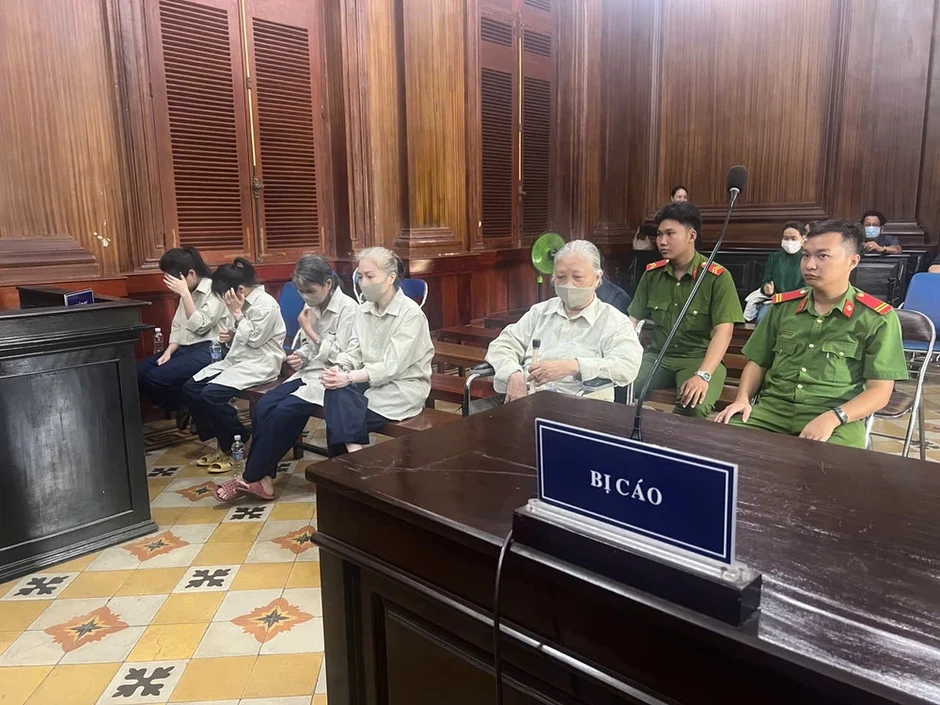 Đang xét xử nhiều cựu cán bộ ngân hàng trong vụ án liên quan chị em bà Hứa Thị Phấn Đang xét xử nhiều cựu cán bộ ngân hàng trong vụ án liên quan chị em bà Hứa Thị Phấn