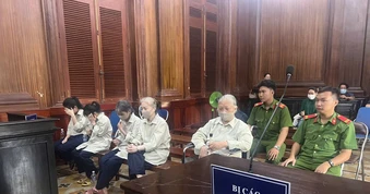 Đang xét xử nhiều cựu cán bộ ngân hàng trong vụ án liên quan chị em bà Hứa Thị Phấn