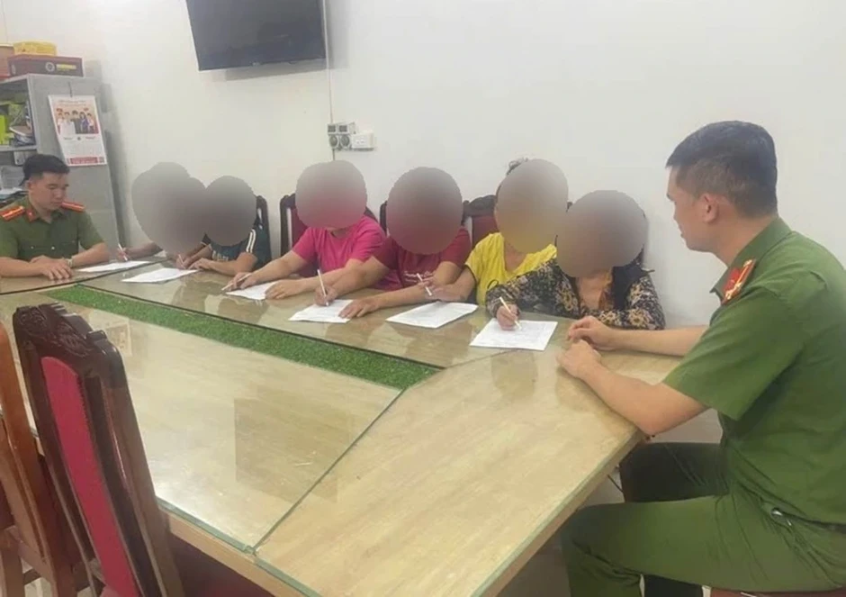 Đánh bạc ngay tại nhà, 6 người bị tóm gọn