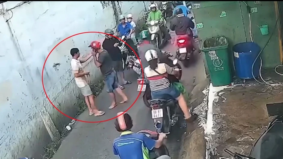 Đánh gục người can ngăn sau va chạm giao thông ở TP.HCM Đánh gục người can ngăn sau va chạm giao thông ở TP.HCM
