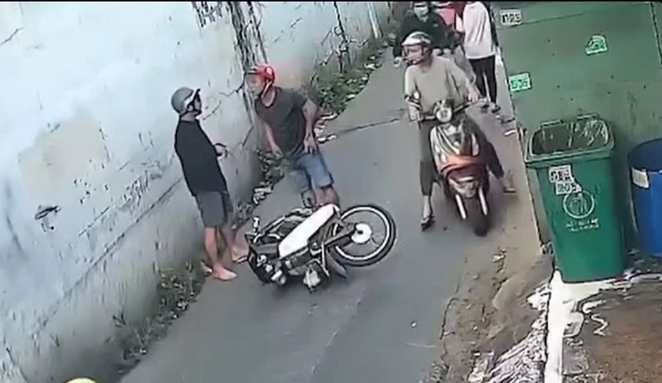 Đánh gục người can ngăn sau va chạm giao thông ở TP.HCM Đánh gục người can ngăn sau va chạm giao thông ở TP.HCM