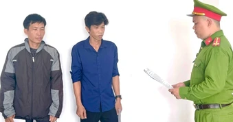 Đánh hàng xóm vì hát karaoke quá to, 2 người bị khởi tố