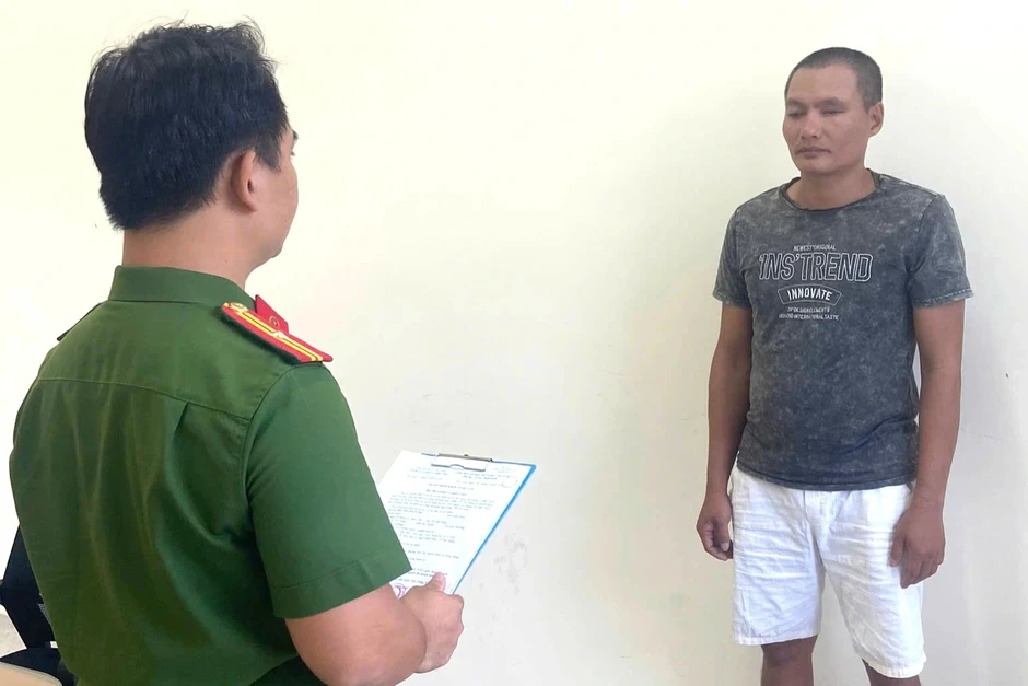 Đánh quản lý quán nhậu, tìm cách giật súng của công an rồi bỏ chạy Đánh quản lý quán nhậu, tìm cách giật súng của công an rồi bỏ chạy