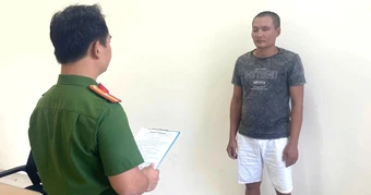 Đánh quản lý quán nhậu, tìm cách giật súng của công an rồi bỏ chạy