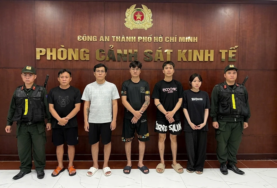 Danh tính 5 đối tượng buôn bán hàng cấm hơn 20 tỷ đồng Danh tính 5 đối tượng buôn bán hàng cấm hơn 20 tỷ đồng