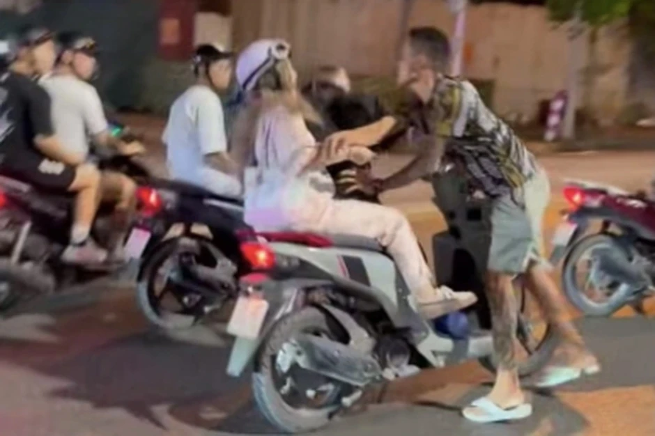 Danh tính người đàn ông xăm trổ đánh người giữa phố ở Hà Nội Danh tính người đàn ông xăm trổ đánh người giữa phố ở Hà Nội