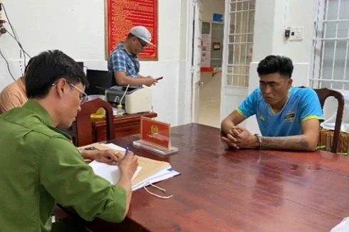 Đạp cửa phòng ngủ tấn công chủ nhà cướp điện thoại Đạp cửa phòng ngủ tấn công chủ nhà cướp điện thoại