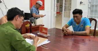 Đạp cửa phòng ngủ tấn công chủ nhà cướp điện thoại