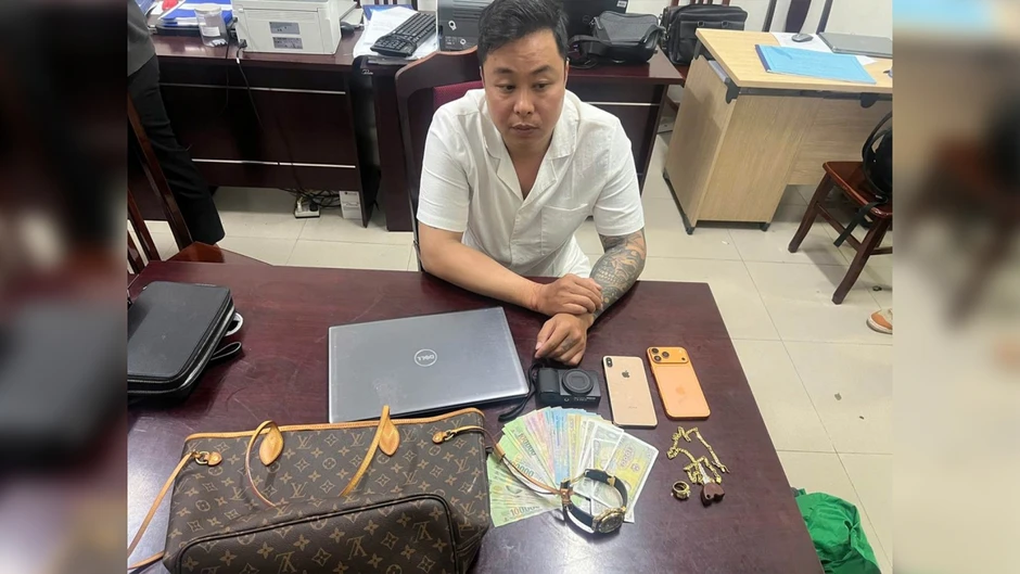 Đập kính ô tô trộm đồ hiệu và trộm xe điện tại khu đô thị Đập kính ô tô trộm đồ hiệu và trộm xe điện tại khu đô thị