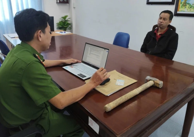 Đập phá hũ cốt của gia đình người tình vì ghen Đập phá hũ cốt của gia đình người tình vì ghen