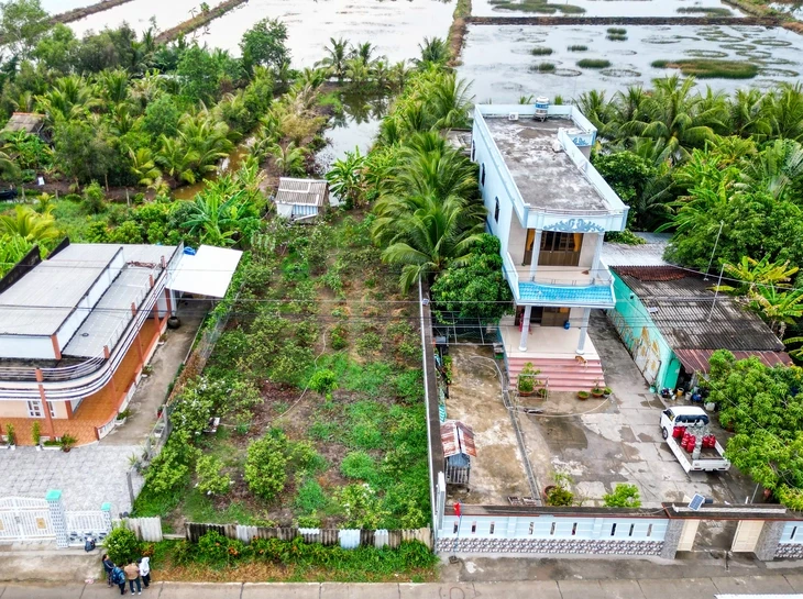 Đất đang thẳng bị hàng xóm 'lấn lõm bụng', người mất đất không chịu mức án của tòa Đất đang thẳng bị hàng xóm 'lấn lõm bụng', người mất đất không chịu mức án của tòa