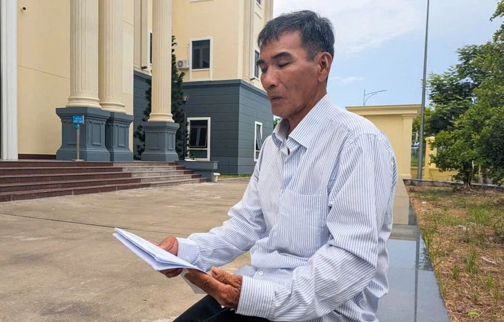 Đất đang thẳng bị hàng xóm 'lấn lõm bụng', người mất đất không chịu mức án của tòa Đất đang thẳng bị hàng xóm 'lấn lõm bụng', người mất đất không chịu mức án của tòa