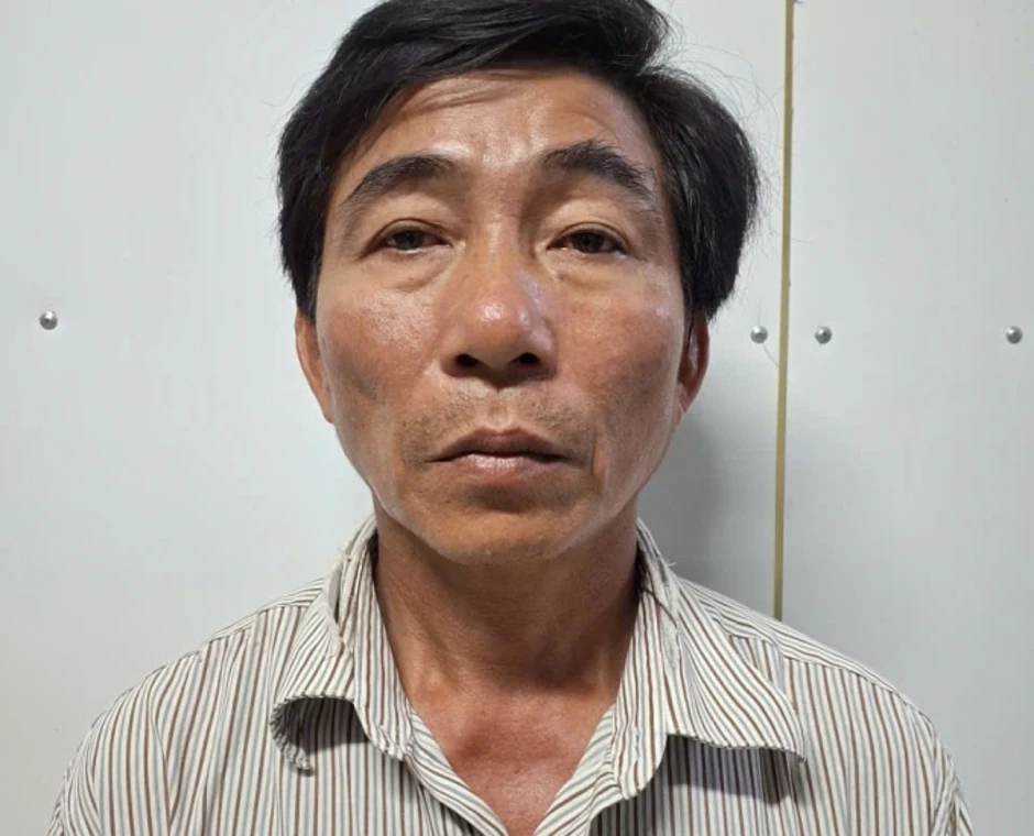 Đầu thú sau khi dâm ô bé gái hàng xóm Đầu thú sau khi dâm ô bé gái hàng xóm