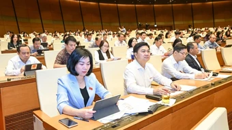 Đẩy mạnh phân quyền, giảm thủ tục công chứng cho người dân