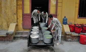 Đề xuất mới trong trại tạm giam: Điện thoại được trả lại, không tiêu hủy