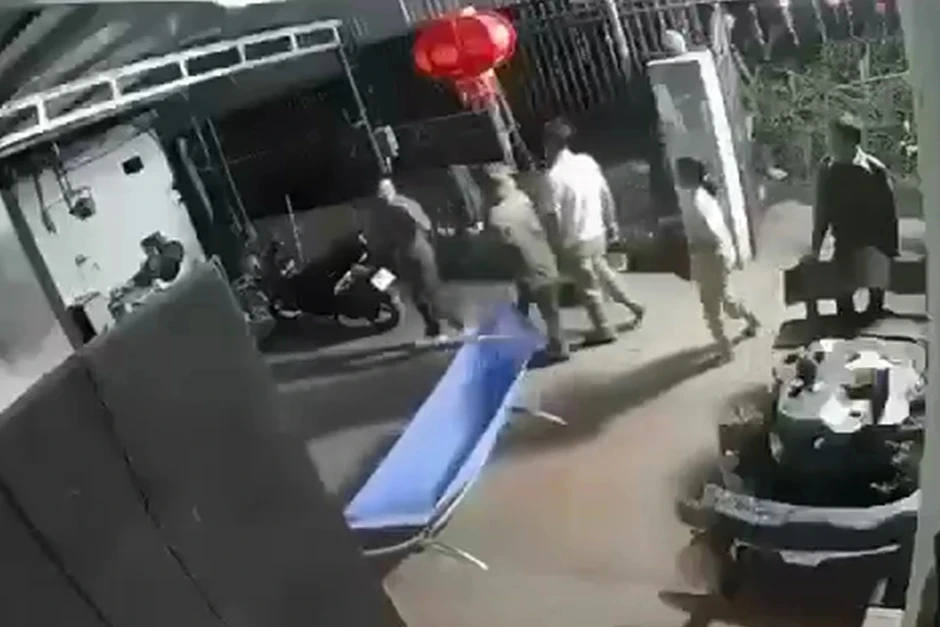 Đến nhà mời dân lên giải quyết mâu thuẫn, trưởng thôn bị đâm tử vong Đến nhà mời dân lên giải quyết mâu thuẫn, trưởng thôn bị đâm tử vong