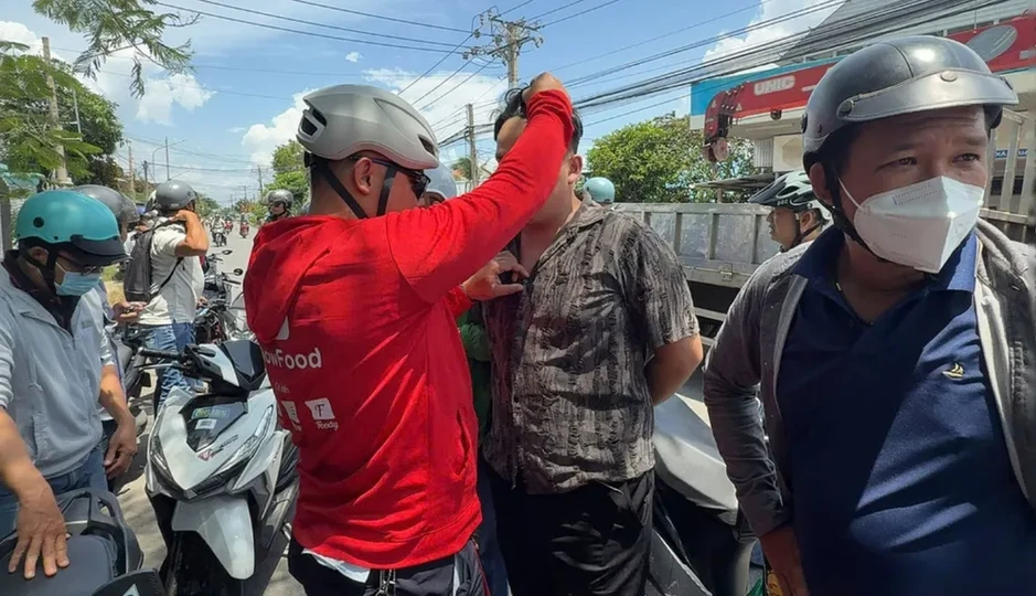 Dí dao vào cổ nữ chủ quán cà phê, cướp tiền và vàng Dí dao vào cổ nữ chủ quán cà phê, cướp tiền và vàng