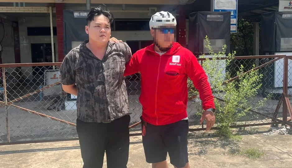 Dí dao vào cổ nữ chủ quán cà phê, cướp tiền và vàng Dí dao vào cổ nữ chủ quán cà phê, cướp tiền và vàng