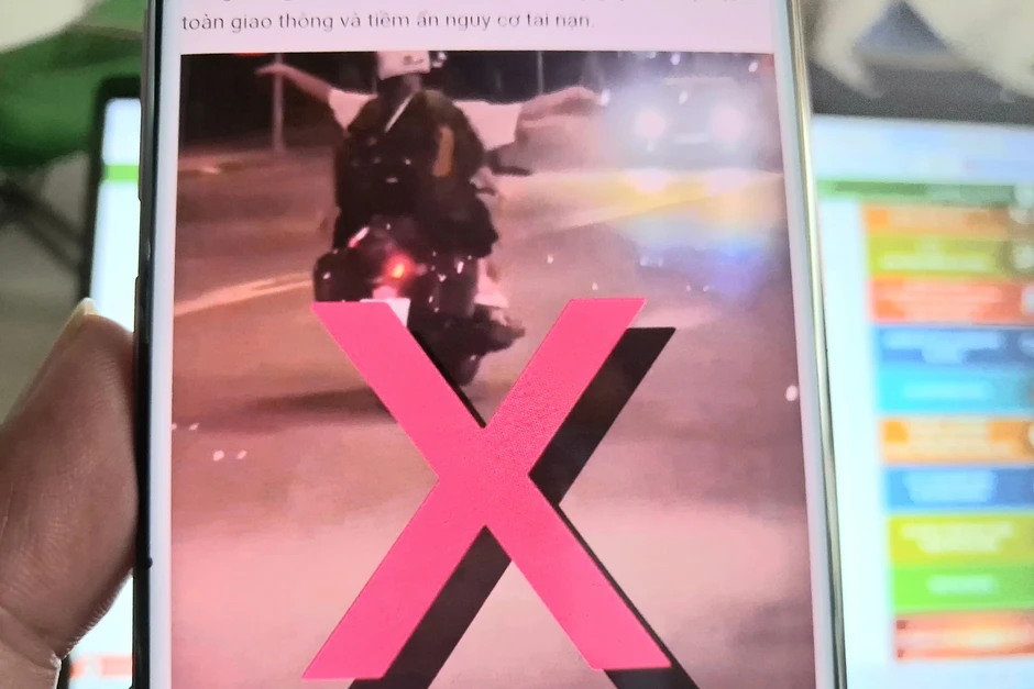 Đi mô tô buông 2 tay tạo dáng “chim bay”, người nước ngoài bị tịch thu xe Đi mô tô buông 2 tay tạo dáng “chim bay”, người nước ngoài bị tịch thu xe
