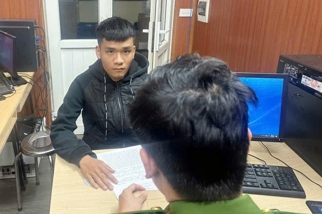 Điều tra đối tượng côn đồ chặn xe, đánh tới tấp một phụ nữ Điều tra đối tượng côn đồ chặn xe, đánh tới tấp một phụ nữ