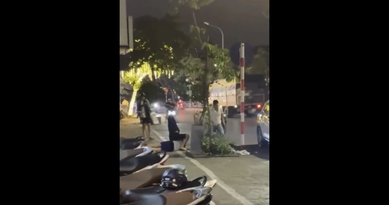 Điều tra làm rõ vụ nam sinh bị nhóm đối tượng đi ô tô đánh hội đồng trên đường phố Điều tra làm rõ vụ nam sinh bị nhóm đối tượng đi ô tô đánh hội đồng trên đường phố