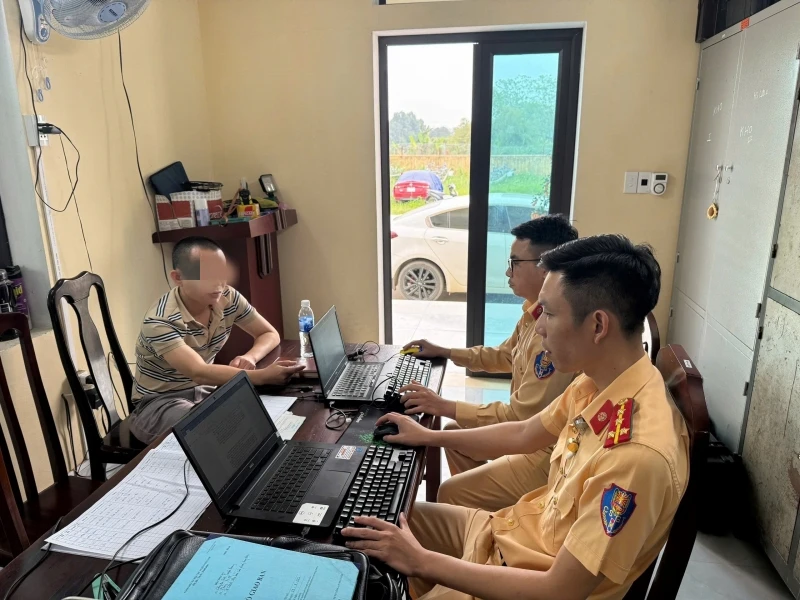 Điều tra vụ 3 đối tượng gây rối, vu khống CSGT để trốn tránh xử lý nồng độ cồn Điều tra vụ 3 đối tượng gây rối, vu khống CSGT để trốn tránh xử lý nồng độ cồn