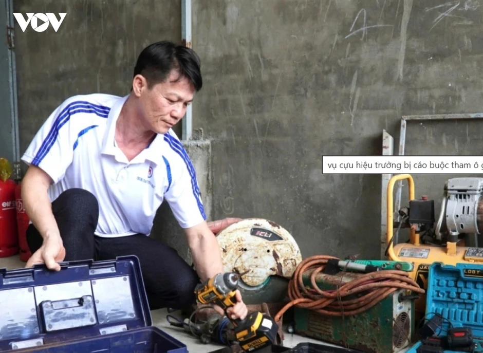Đình chỉ điều tra vụ cựu hiệu trưởng bị án tù vì tham ô hơn 10 triệu đồng Đình chỉ điều tra vụ cựu hiệu trưởng bị án tù vì tham ô hơn 10 triệu đồng