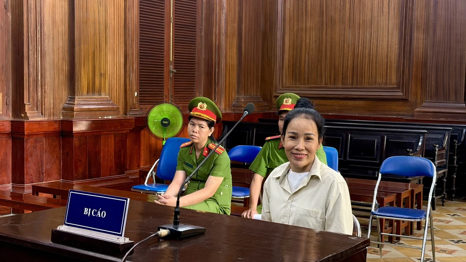 Đinh Thị Lan bị y án 1 năm 9 tháng tù vì xúc phạm bà Nguyễn Phương Hằng Đinh Thị Lan bị y án 1 năm 9 tháng tù vì xúc phạm bà Nguyễn Phương Hằng
