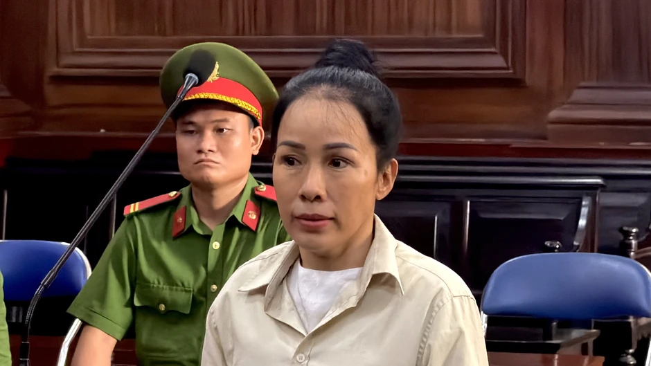 Đinh Thị Lan bị y án 1 năm 9 tháng tù vì xúc phạm bà Nguyễn Phương Hằng Đinh Thị Lan bị y án 1 năm 9 tháng tù vì xúc phạm bà Nguyễn Phương Hằng