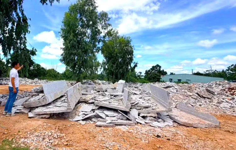 Đổ 315 tấn đá thải gây ô nhiễm môi trường, hai đối tượng bị khởi tố Đổ 315 tấn đá thải gây ô nhiễm môi trường, hai đối tượng bị khởi tố