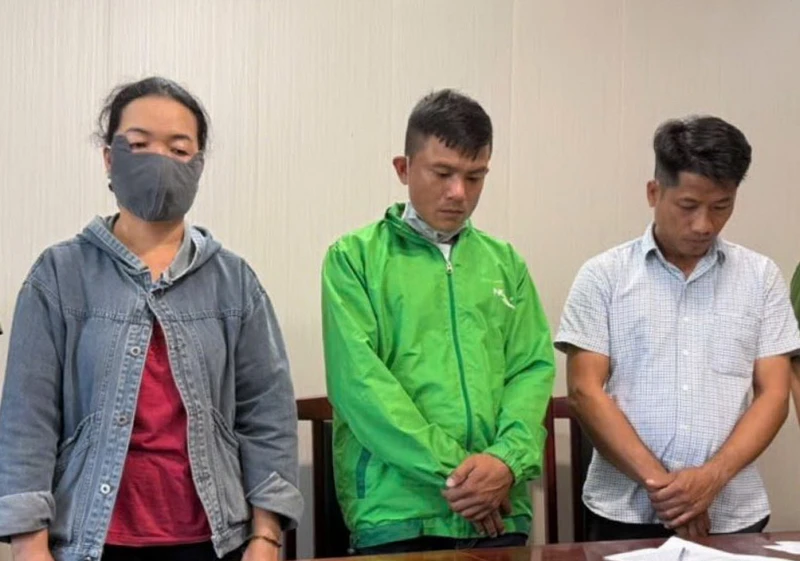 Đổ hơn 180 tấn chất thải rắn gây ô nhiễm môi trường, 3 đối tượng bị khởi tố Đổ hơn 180 tấn chất thải rắn gây ô nhiễm môi trường, 3 đối tượng bị khởi tố