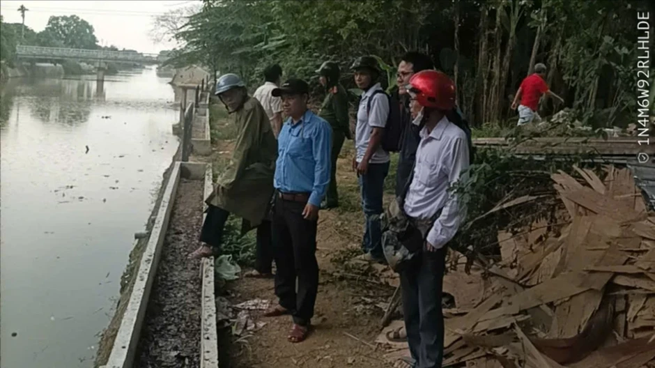 Đổ vỏ chai bia xuống sông, người đàn ông bị buộc phải nhặt lại Đổ vỏ chai bia xuống sông, người đàn ông bị buộc phải nhặt lại