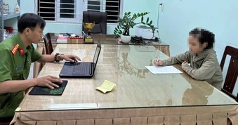 Đôi nam nữ bỏ lại dép, thư tuyệt mệnh trên cầu để… lừa công an
