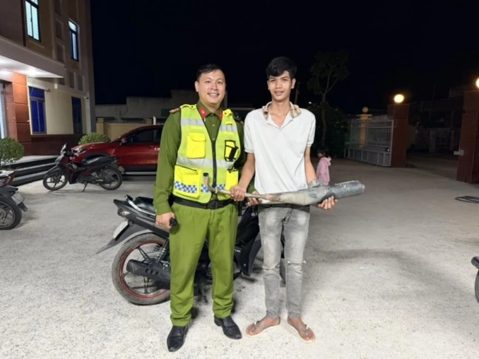 Đổi pô xe 'độ chế' lấy gạo từ công an Đổi pô xe 'độ chế' lấy gạo từ công an