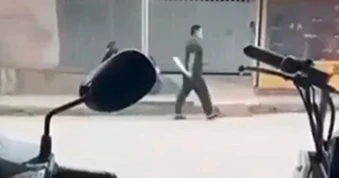 Đối tượng chém người trong quán cà phê rồi cầm dao "dạo phố"