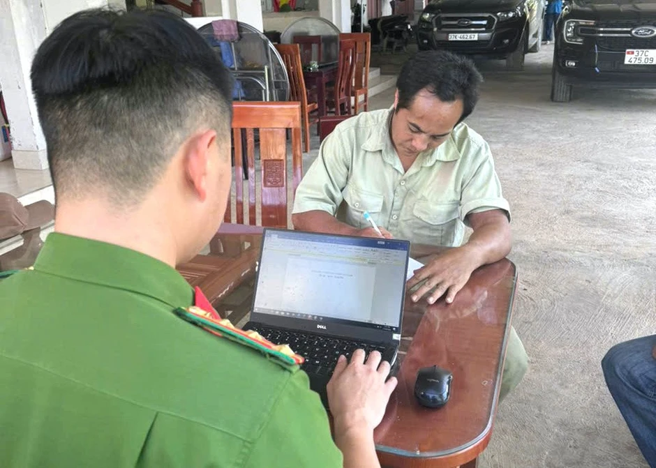 Đối tượng đâm chết em trai ra đầu thú sau 1 tháng trốn trong rừng Đối tượng đâm chết em trai ra đầu thú sau 1 tháng trốn trong rừng
