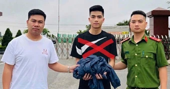 Đối tượng truy nã đặc biệt nguy hiểm về tội giết người ra đầu thú