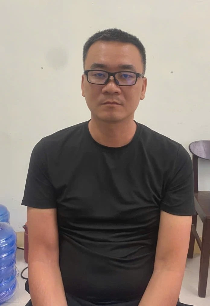 Đối tượng truy nã trong đường dây đánh bạc 350 tỷ đồng ra đầu thú Đối tượng truy nã trong đường dây đánh bạc 350 tỷ đồng ra đầu thú