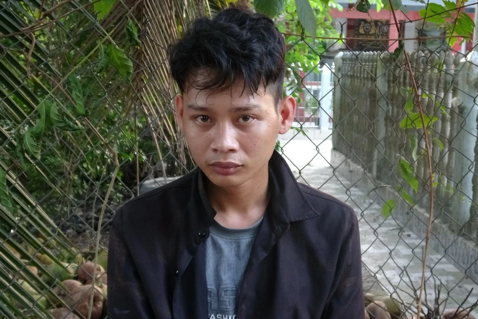 Đối tượng vận chuyển ma túy giấu nhiều súng, đạn trong người Đối tượng vận chuyển ma túy giấu nhiều súng, đạn trong người