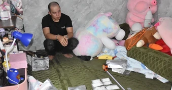 Đối tượng vận chuyển ma túy giấu nhiều súng, đạn trong người