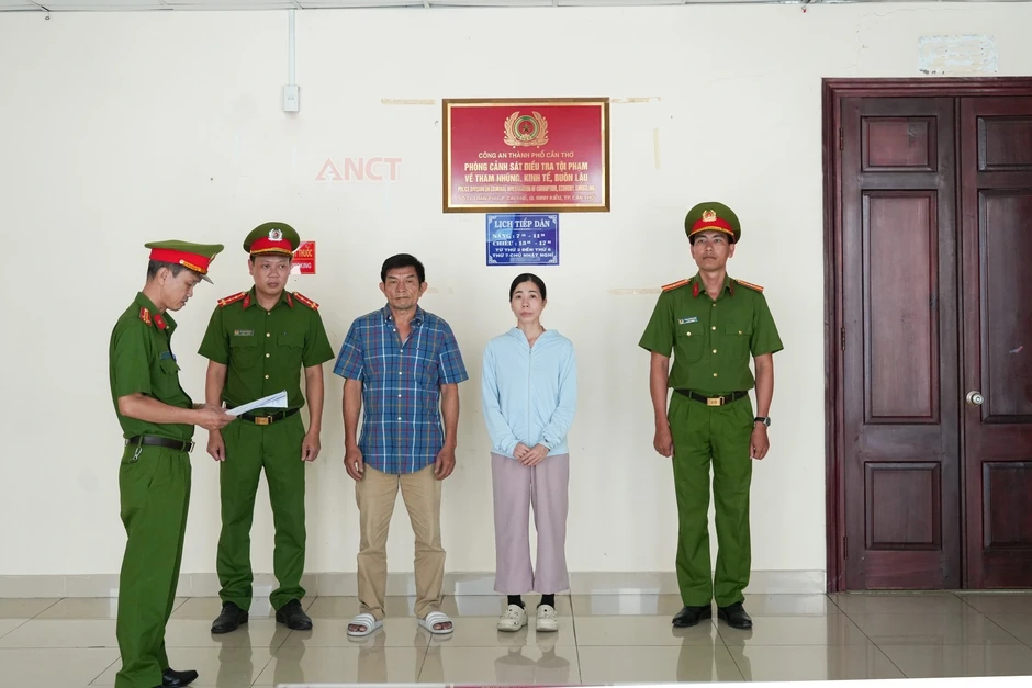Đôi vợ chồng miền Tây "phù phép" hàng nghìn chai nước hoa giả Chanel, Dior Đôi vợ chồng miền Tây "phù phép" hàng nghìn chai nước hoa giả Chanel, Dior