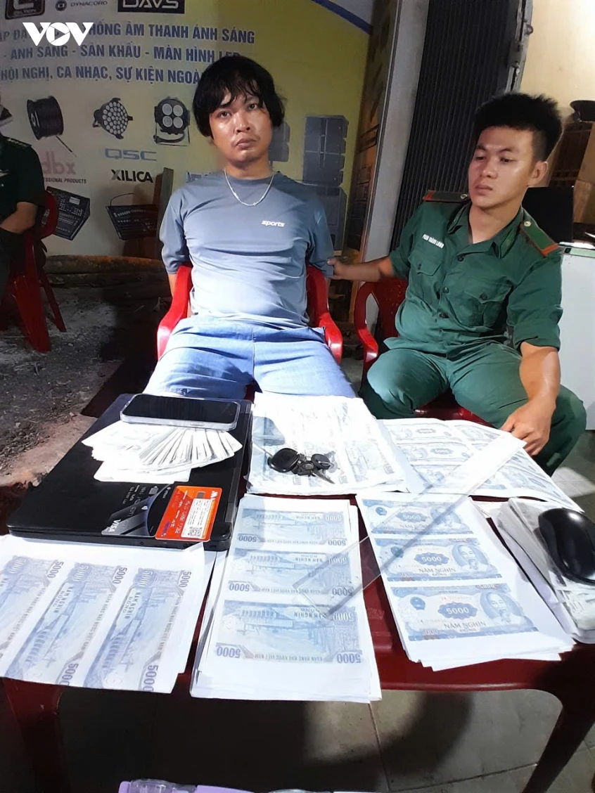 Đồn Biên phòng Sa Huỳnh bắt quả tang đối tượng làm tiền giả Đồn Biên phòng Sa Huỳnh bắt quả tang đối tượng làm tiền giả