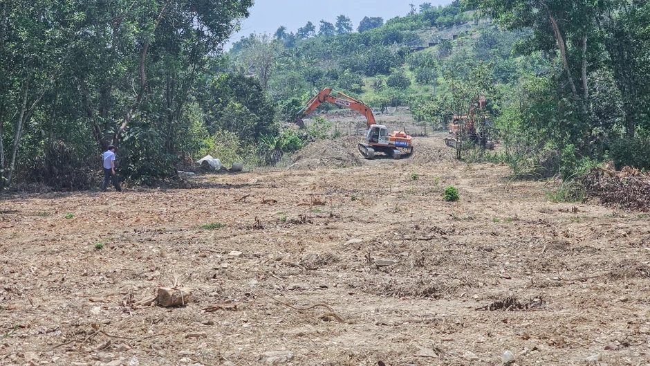 Đơn vị thi công dự án dẫn nước hồ Sông Chò 1 đào phá đất của dân khi chưa đền bù Đơn vị thi công dự án dẫn nước hồ Sông Chò 1 đào phá đất của dân khi chưa đền bù