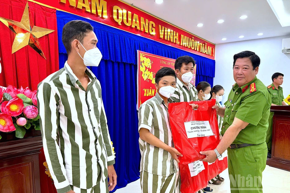Đồng hành cùng người lầm lỗi trên đường hoàn lương Đồng hành cùng người lầm lỗi trên đường hoàn lương