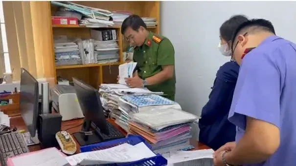 Đồng Nai: Bắt nguyên cán bộ địa chính liên quan vụ làm giả giấy tờ, chiếm đoạt gần 29 tỷ đồng Đồng Nai: Bắt nguyên cán bộ địa chính liên quan vụ làm giả giấy tờ, chiếm đoạt gần 29 tỷ đồng