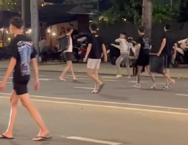 Đồng Nai: Bắt ‘nóng’ nhóm thanh niên đánh nhau trên đường phố Đồng Nai: Bắt ‘nóng’ nhóm thanh niên đánh nhau trên đường phố