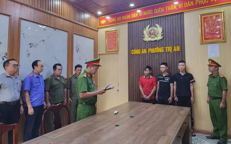 Đồng Nai: Khởi tố bốn thanh niên ném "bom xăng" vào nhà dân lúc nửa đêm Đồng Nai: Khởi tố bốn thanh niên ném "bom xăng" vào nhà dân lúc nửa đêm