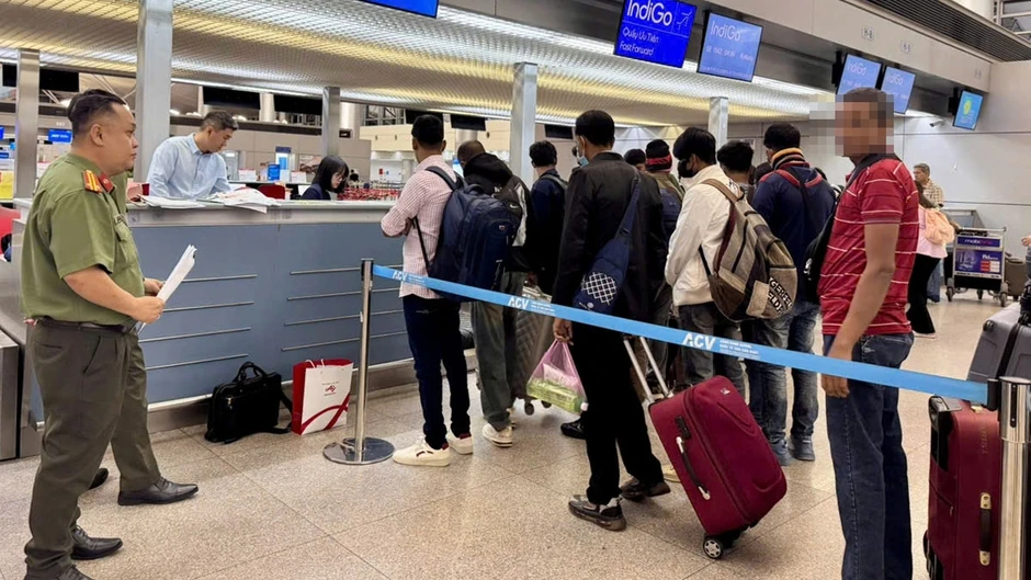 Đồng Nai trục xuất 36 người Bangladesh lao động bất hợp pháp về nước Đồng Nai trục xuất 36 người Bangladesh lao động bất hợp pháp về nước