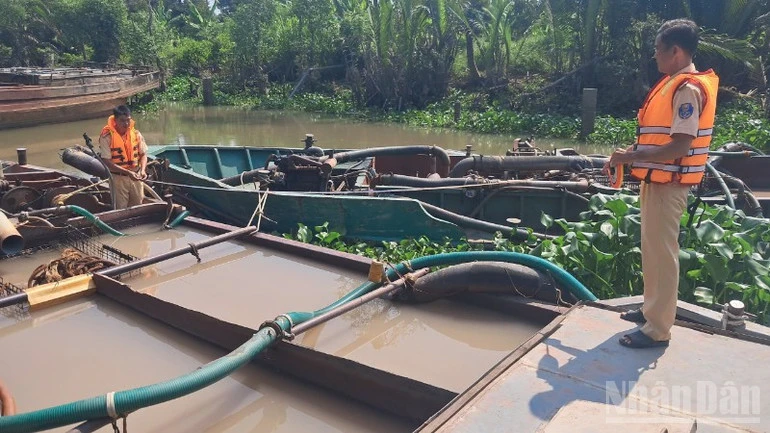 Đồng Tháp bắt 7 phương tiện thủy khai thác, vận chuyển cát trái phép Đồng Tháp bắt 7 phương tiện thủy khai thác, vận chuyển cát trái phép
