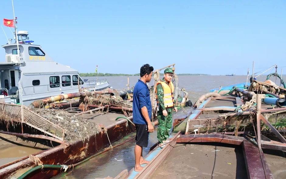 Đồng Tháp: Bắt giữ 3 phương tiện vận chuyển cát không rõ nguồn gốc trên biển Đồng Tháp: Bắt giữ 3 phương tiện vận chuyển cát không rõ nguồn gốc trên biển